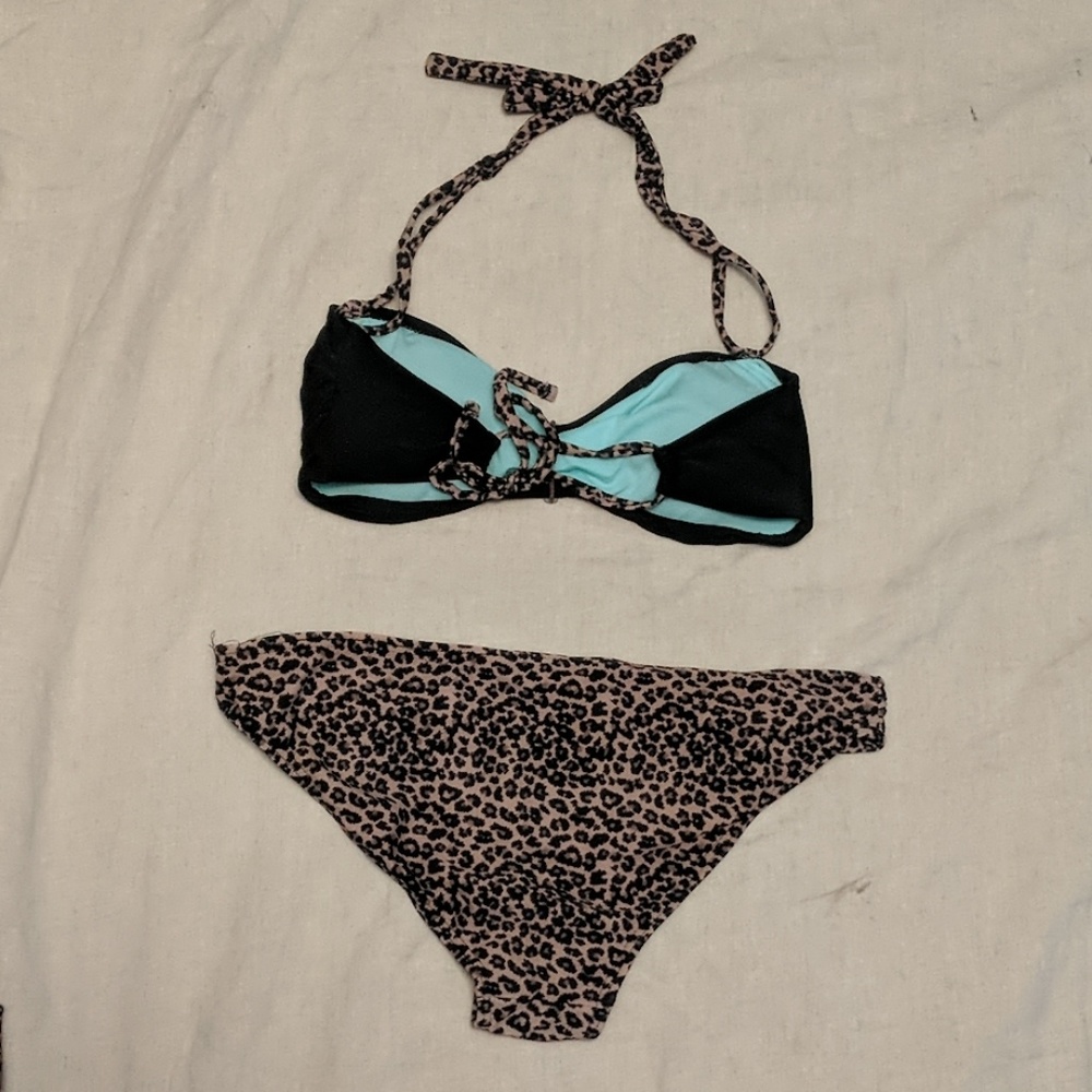 Bikini - Picture 2 of 3